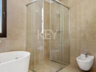 Villa for sale in La Alqueria, Benahavis