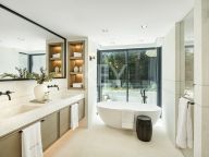 Villa for sale in Las Brisas, Nueva Andalucia