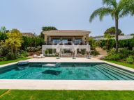 Villa for sale in Nueva Andalucia