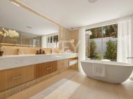 Villa for sale in Nueva Andalucia