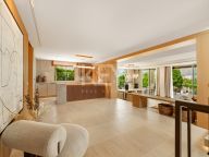 Villa for sale in Nueva Andalucia