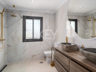 Villa for sale in Altos del Rodeo, Nueva Andalucia