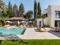 Villa for sale in Las Brisas, Nueva Andalucia