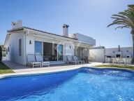 Villa en venta en Vistamar, Marbella Este