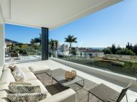 Villa en venta en Altos de Puente Romano, Marbella Golden Mile