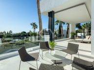 Villa en venta en Altos de Puente Romano, Marbella Golden Mile