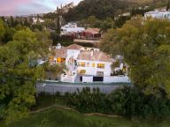 Villa for sale in El Herrojo, Benahavis