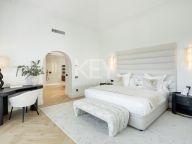Villa for sale in El Herrojo, Benahavis