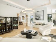Villa for sale in El Herrojo, Benahavis