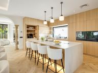 Villa for sale in El Herrojo, Benahavis