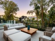 Villa for sale in El Herrojo, Benahavis