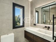 Villa for sale in El Herrojo, Benahavis