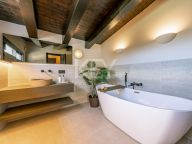 Villa for sale in Nueva Andalucia