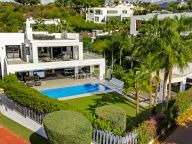 Villa for sale in Los Olivos, Nueva Andalucia