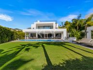 Villa for sale in Los Olivos, Nueva Andalucia