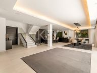 Villa for sale in Los Olivos, Nueva Andalucia