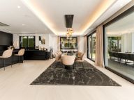 Villa for sale in Los Olivos, Nueva Andalucia