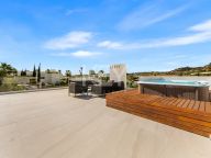 Villa for sale in Los Olivos, Nueva Andalucia