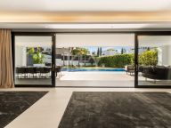 Villa for sale in Los Olivos, Nueva Andalucia