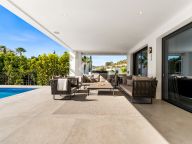 Villa for sale in Los Olivos, Nueva Andalucia