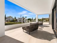 Villa for sale in Los Olivos, Nueva Andalucia