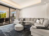 Villa for sale in Los Olivos, Nueva Andalucia