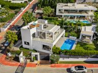 Villa for sale in Los Olivos, Nueva Andalucia