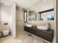 Villa for sale in Los Olivos, Nueva Andalucia