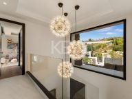 Villa for sale in Los Olivos, Nueva Andalucia