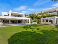 Villa for sale in Los Olivos, Nueva Andalucia