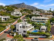 Villa for sale in Los Olivos, Nueva Andalucia