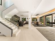 Villa for sale in Los Olivos, Nueva Andalucia