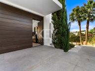 Villa for sale in Los Olivos, Nueva Andalucia