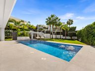 Villa for sale in Los Olivos, Nueva Andalucia