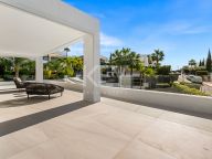 Villa for sale in Los Olivos, Nueva Andalucia