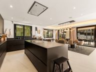 Villa for sale in Los Olivos, Nueva Andalucia