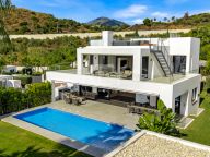 Villa for sale in Los Olivos, Nueva Andalucia