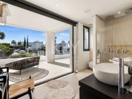 Villa for sale in Los Olivos, Nueva Andalucia