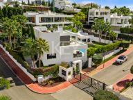 Villa for sale in Los Olivos, Nueva Andalucia