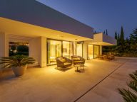 Villa for sale in Los Naranjos, Nueva Andalucia