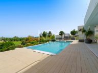 Villa for sale in Los Naranjos, Nueva Andalucia