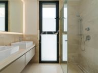 Villa for sale in Los Naranjos, Nueva Andalucia