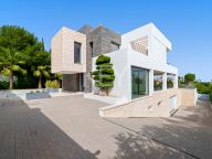 Villa for sale in Los Naranjos, Nueva Andalucia