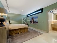 Villa for sale in Los Naranjos, Nueva Andalucia