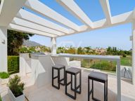Villa for sale in Los Naranjos, Nueva Andalucia