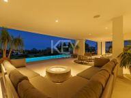 Villa for sale in Los Naranjos, Nueva Andalucia