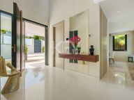 Villa for sale in Los Naranjos, Nueva Andalucia