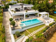 Villa for sale in Los Naranjos, Nueva Andalucia