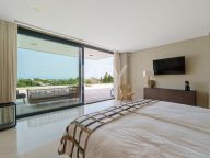 Villa for sale in Los Naranjos, Nueva Andalucia