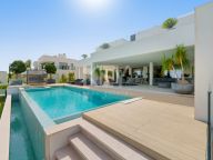 Villa for sale in Los Naranjos, Nueva Andalucia